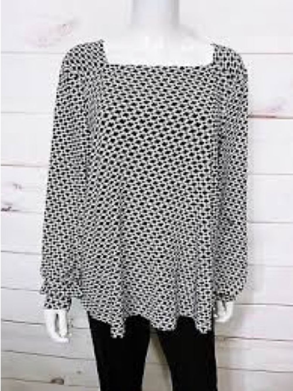 Women's Black & White Geometric Long-Sleeve Top. Item # 11452